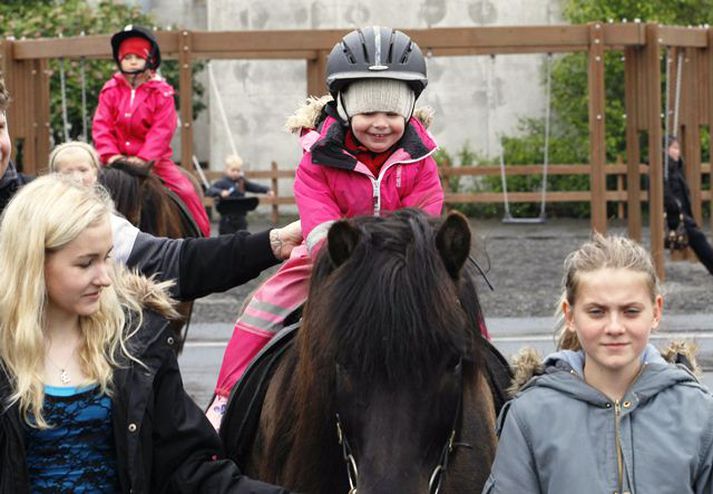 Þessi unga stúlka skemmti sér konunglega þegar hún fékk að fara á hestbak