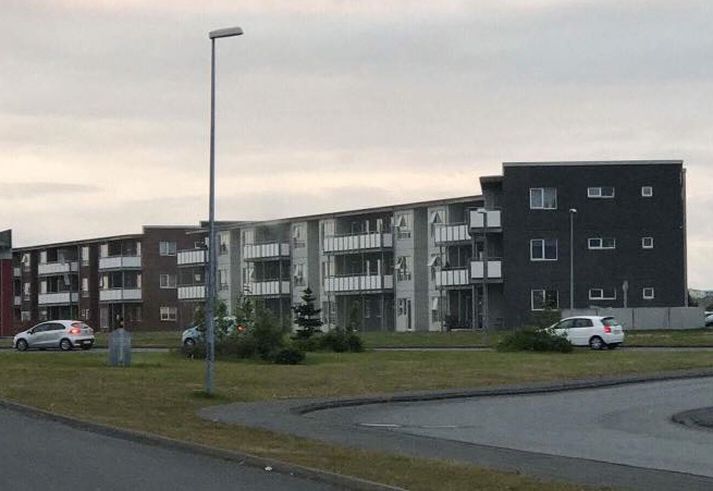 Fjölbýlishúsið stendur við Tjarnarbraut í Reykjanesbæ.