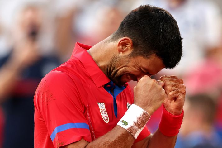 Novak Djokovic fagnar hér langþráðum gullverðlaunum á Ólympíuleikum. Nú hefur hann unnið 24 risatitla og Ólympíugull á sínum stórkostlega ferli.