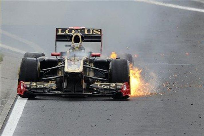 Eldur kviknaði í bíl Nick Heidfeld í kappakstrinum i Ungverjalandi á sunnudaginn.