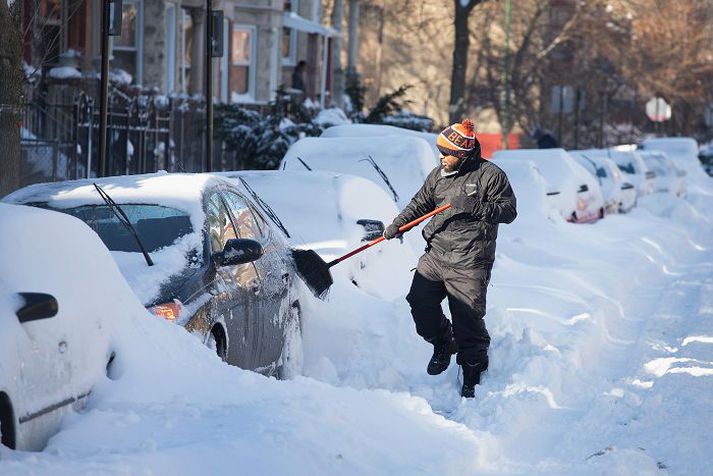 Chicago-búinn Marcus Neris þurfti að grafa bíl sinn úr fönn og sópa af honum áður en hann komst að heiman.