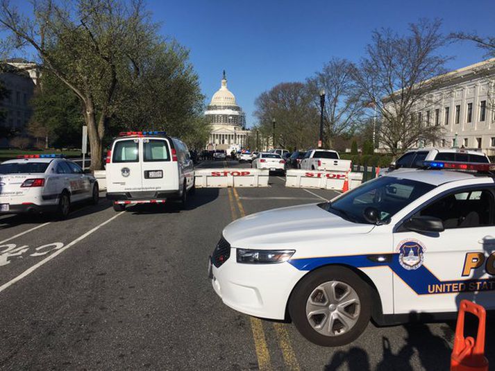 Þinghúsið, Capitol Hill, var rýmt og aðliggjandi götum lokað.