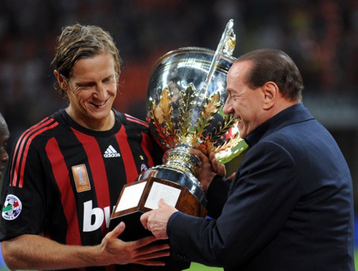 Silvio Berlusconi afhendir Massimo Ambrosini bikar.