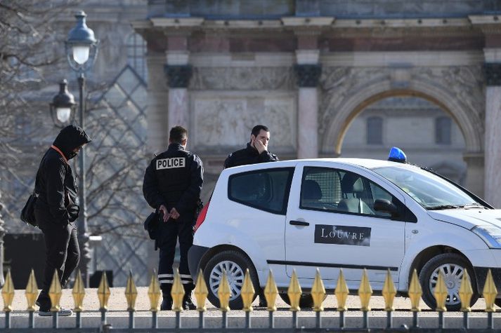 Maðurinn lét til skarar skríða í stigagangi við innganginn að Louvre-safninu.