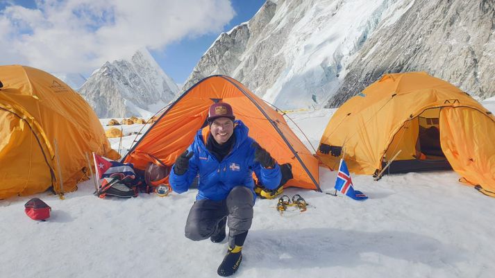 Yandy með íslenska og kúbverska fánann á Everest.