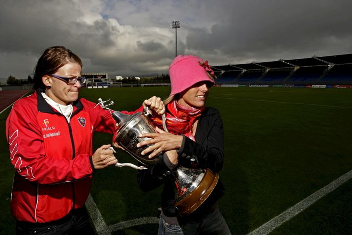 Katrín og Hrefna Huld Jóhannesdóttir bregða á leik í aðdraganda bikarúrslitaleiksins árið 2008.