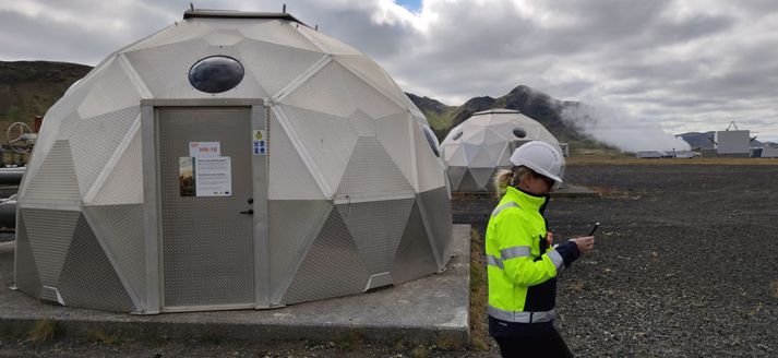 Carbfix dælir koltvísýringi niður í jörðin í borholum sem þessum við Hellisheiðarvirkjun. Kolefnisbindingartæknin var þróuð þar og hefur verið notuð í meira en áratug.