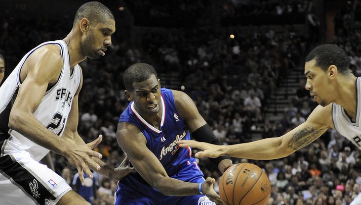 Tim Duncan í baráttunni við Chris Paul í nótt.