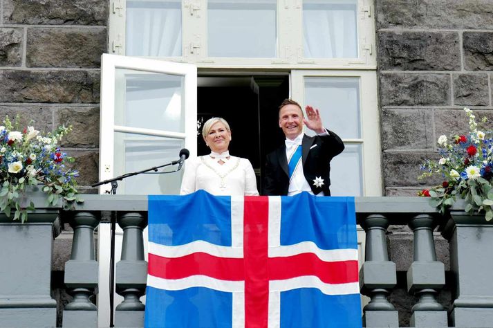 Halla og eiginmaður hennar Björn Skúlason á svölum Alþingis eftir að hún tók formlega við embætti forseta Íslands.