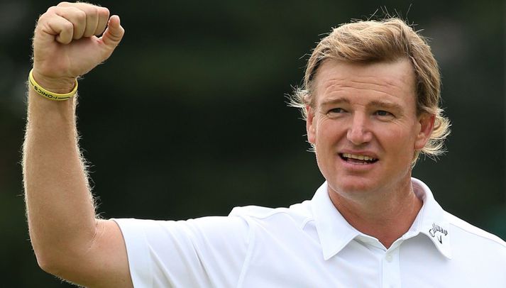 Ernie Els fagnar fuglinum á átjándu holunni.