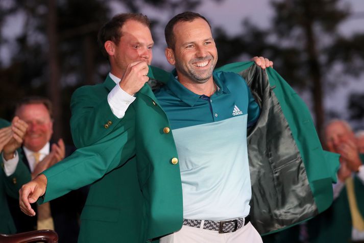 Sergio García klæddur í græna jakkann eins og siður er með sigurvegara Masters mótsins í golfi.