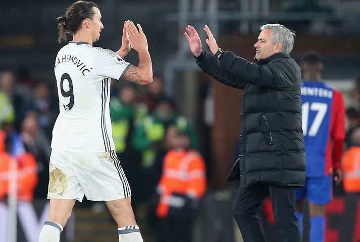 Zlatan og Mourinho fagna eftir leikinn gegn Crystal Palace á miðvikudaginn.