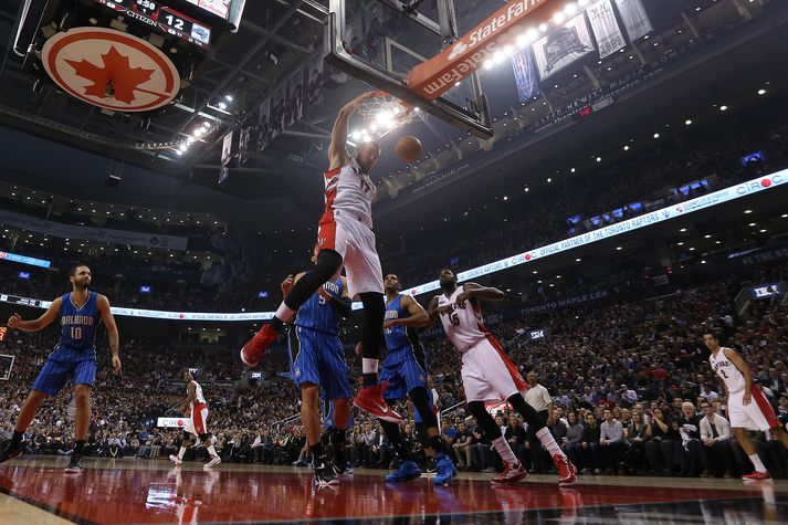 Úr leik Raptors og Magic í ár. Litháenska tröllið Jonas Valanciunas að troða.