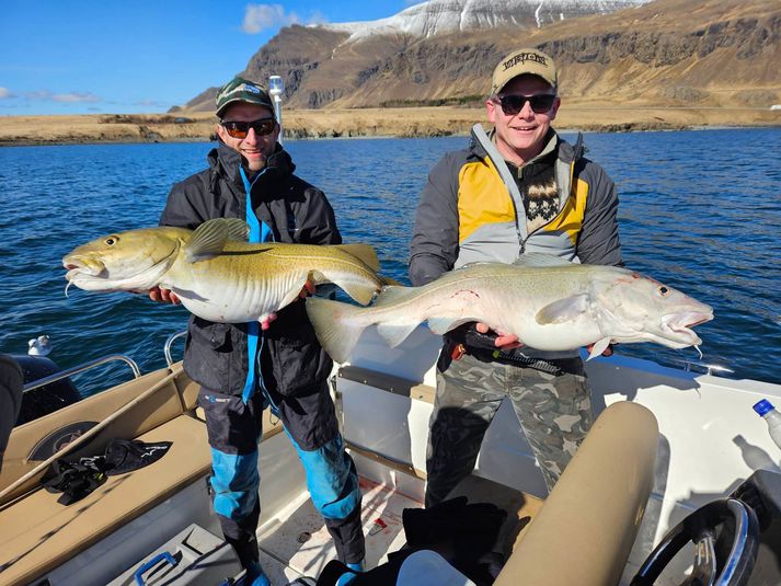 Tómas Skúlason oftast kenndur við Veiðiportið ásamt veiðifélaga og stóra þorska úr Kollafirði