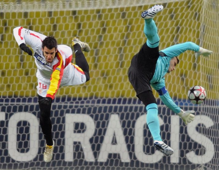 Negredo, markaskorari Sevilla, er hér í loftbardaga við Igor Akinfeev, markvörð CSKA.