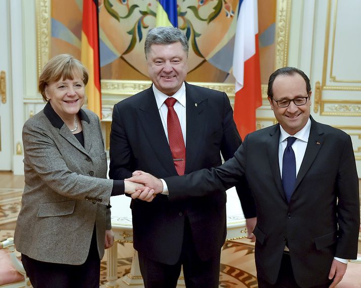 Angela Merkel Þýskalandskanslari og Francois Hollande Frakklandsforseti funduðu með Petró Pórósjenkó í gær.