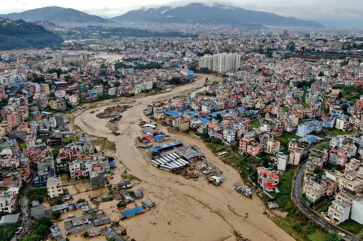 Loftmynd af höfuðborginni, Kathmandu, þar sem minnst 34 létust. Áin Bagmati flæðir yfir bakka sína.