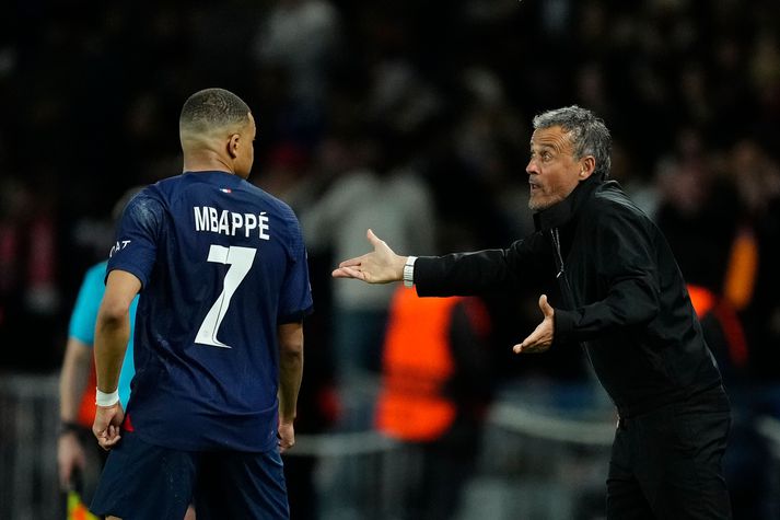 Luis Enrique ræðir við Kylian Mbappé.