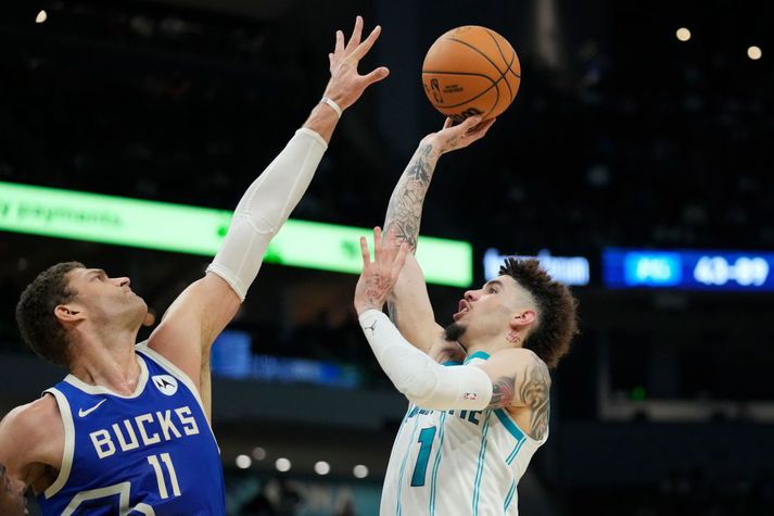 LaMelo Ball skýtur yfir hinn hávaxna Brook Lopez í leiknum í nótt