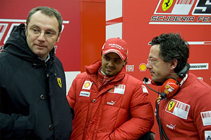 Stefano Domenicali ræðir við sína menn í bílskýli Ferrari.