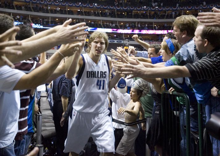 Dirk Nowitzki skoraði 50 stig í síðasta leik Dallas og Phoenix.