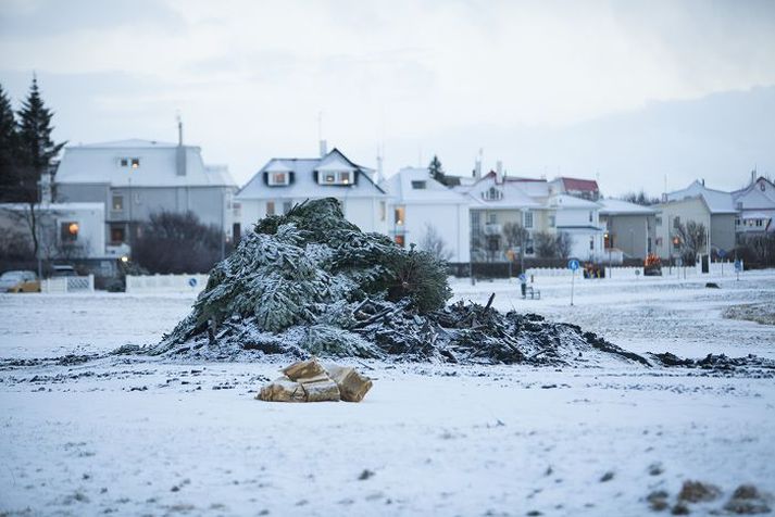 Um hádegisbilið í dag verður tilkynnt hvort þrettándabrennur í Grafarvogi og við Ægisíðu verða haldnar.