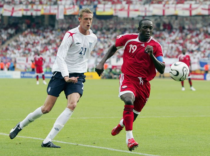 Dwight Yorke í baráttu við Peter Crouch í leik Trínidad og Tóbagó og Englands á HM 2006. Englendingar unnu leikinn, 2-0.