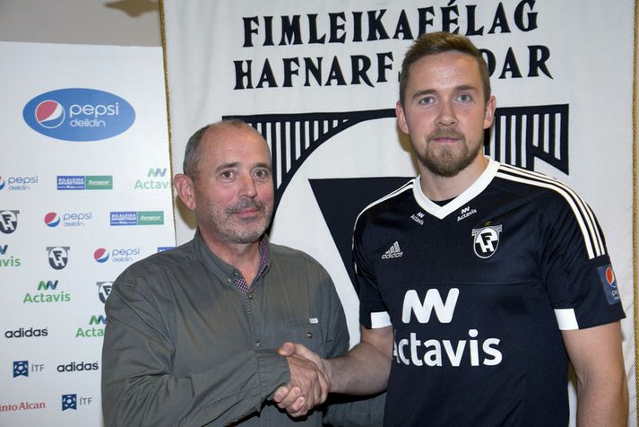 Jón Rúnar Halldórsson býður Gunnar Nielsen velkominn í FH.