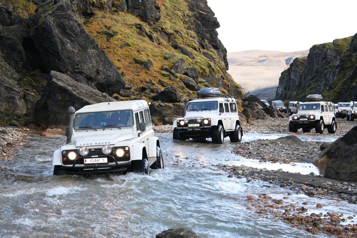 Land Rover Defender bílar ferðaþjónustunnar Ísak glíma við íslenska á.