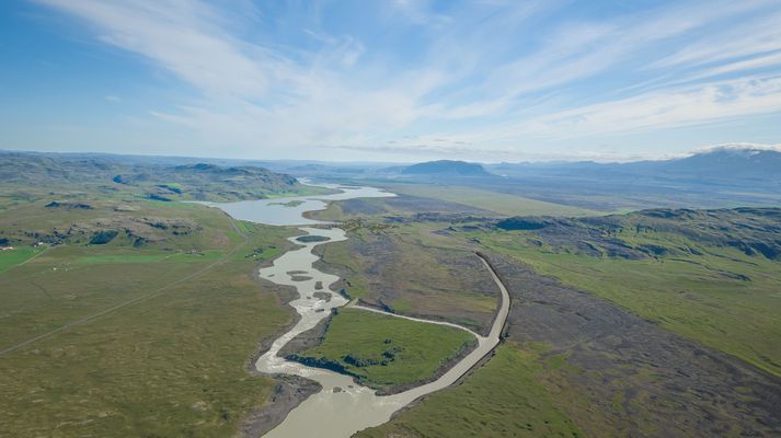 Séð yfir áhrifasvæði Hvammsvirkjunar. Þjórsá verður stífluð á móts við Skarðsfjall, sem sést hægra megin fyrir miðju. Kirkjustaðurinn Stórinúpur lengst til vinstri. Fjær sjást Búrfell fyrir miðri mynd og Hekla til hægri.