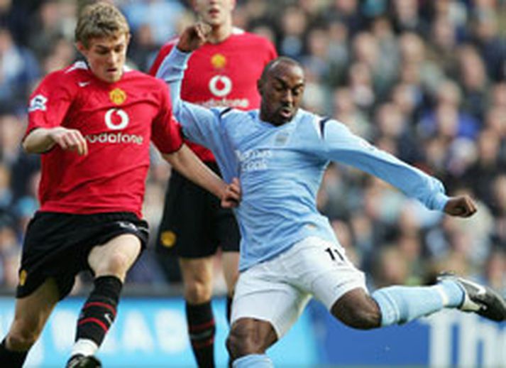 Darius Vassel skoraði annað mark Man City. Hann er hér í baráttu við Darren Fletcher í leiknum í dag.