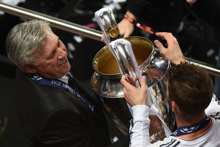 Ancelotti tekur við bikarnum af Ramos