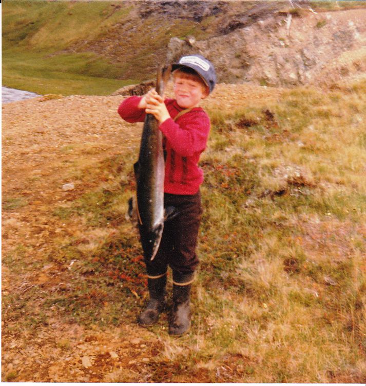 Steini Haff með maríulaxinn sinn úr Stórasteini í Hallá á Skagaströnd fyrir rúmum þremur áratugum.