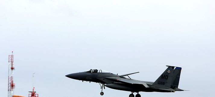 F-15-þota varnarliðsins Bandarísku þoturnar fóru frá Keflavík fyrir fullt og allt í sumar, en íslensk stjórnvöld hafa ekki horfið formlega frá því mati að viðvera orrustuþotna hér sé „lágmarksvarnarviðbúnaður“. 