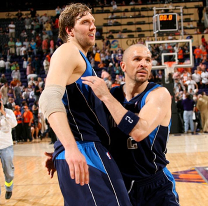 Dirk Nowitzki og Jason Kidd fagna sigrinum á Phoenix í nótt