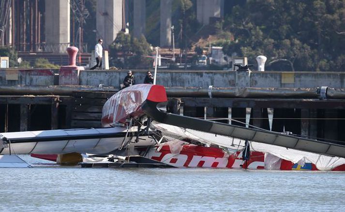 Artemis skútan dreginn að landi á San Francisco flóa.