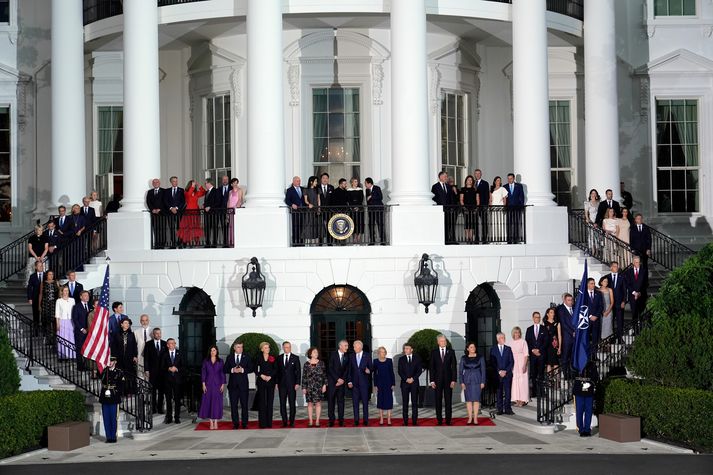 „Fjölskyldumynd“ í Hvíta húsinu, þar sem Joe og Jill Biden buðu til kvöldverðar.