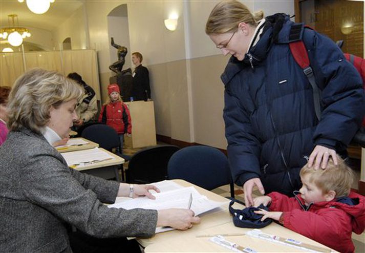 Frá kjörstað í Tallin í Eistlandi í dag.