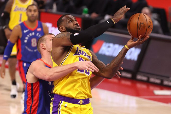 Mason Plumlee beitir öllum brögðum til að stöðva LeBron James.