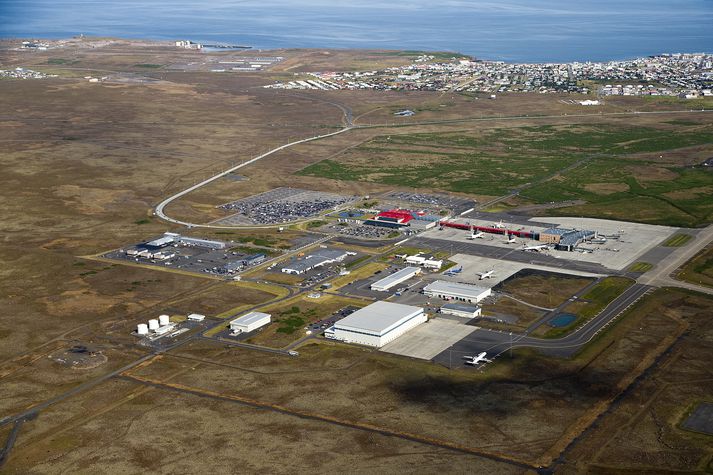 Þá setur bæjarstjórnin út á að Rögnunefndin svokallaða hafi „einhverra hluta vegna“ útilokað Keflavíkurflugvöll sem möguleika fyrir innanlandsflug.