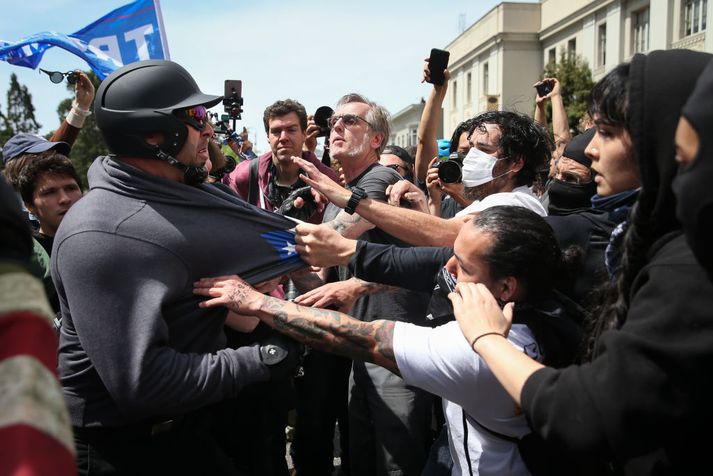 Berkeley hefur áður verið vettvangur mikilla mótmæla. Hér má sjá stuðningsmenn og andstæðinga Donalds Trump Bandaríkjaforseta takast á.