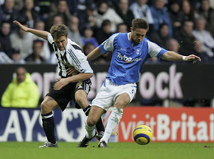 Matthew Upson hefur hér betur gegn Michael Owen hjá Newcastle.