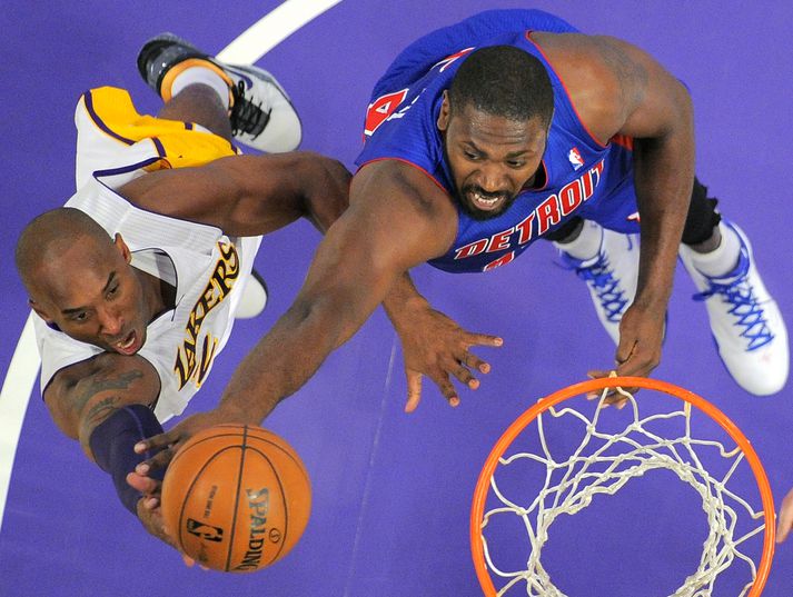 Kobe Bryant og Jason Maxiell í baráttunni í nótt.