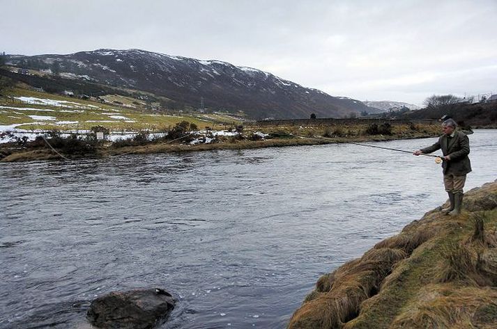 Við opnun Helmsdale fékk Orri tækifæri til að taka fyrstu köst sín með flugustöngina á þessu ári. Annar veiðimaður landaði níu punda laxi.
Mynd/Glyn Satterley