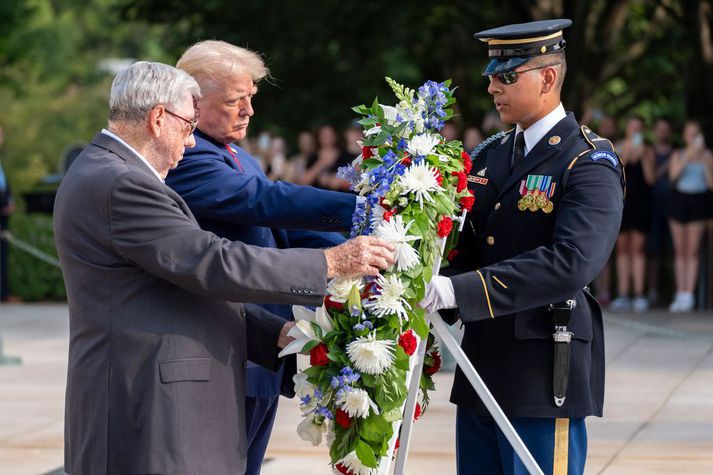 Trump stillir upp blómsveig við minnisvarða um óþekkta hermenn í Arlington-grafreitnum í Virginíu á mánudag. Heimsóknin dróg dilk á eftir sér.