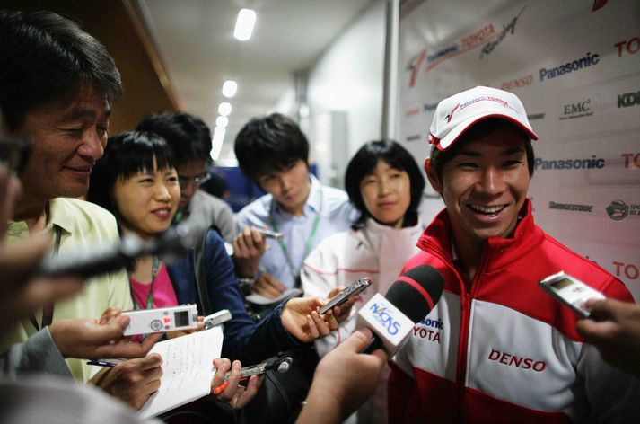 Kamui Kobayashi umvafinn japönskum fréttamönnum í Brasilíu.