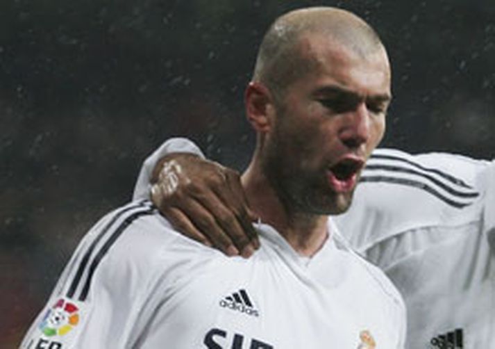 Zinedine Zidane fagnar hér einu marka sinna í gærkvöldi