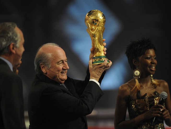 Sepp Blatter, forseti FIFA, með Heimsmeistarabikarinn eftirsótta.
