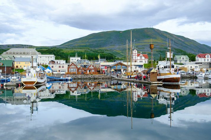 Norðaustantil verður bjart með köflum og stöku skúrir. Þar getur náð 18 stigum þegar best lætur.