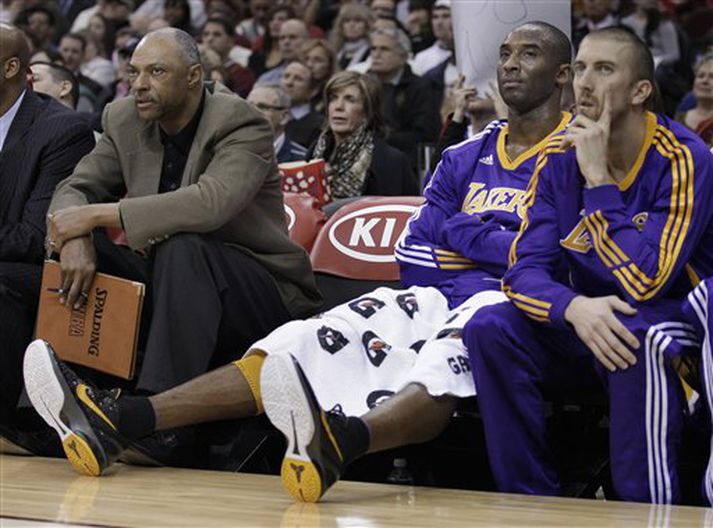 Kobe Bryant og Steve Blake voru ekki kátir á varamannabekk Lakers í gær í Cleveland.